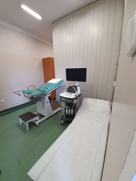 poradnia ginekologiczna, fotel ginekologiczny oraz aparat USG i leżanka do wykonywania badań
