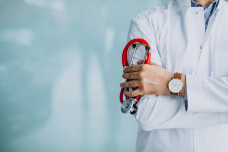 lekarz trzymający zwinięty stetoskop