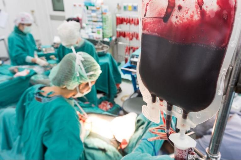 sala operacyjna, na statywie wisi krew która jest przetaczana operowanemu pacjentowi,
